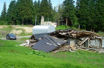 中越地震で崩壊した自宅